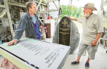 Rõuge kiviraidur Margus Kurvits (vasakul) ja Taani vabatahtlikele püstitatava mälestuskivi idee autor Avo Eisen. 